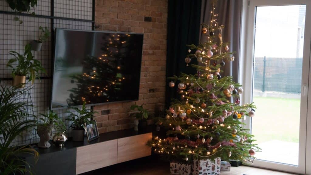 Ściana TV w stylu loft - cegła + siatka