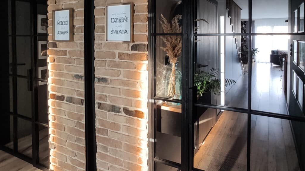 Szklane, loftowe drzwi - cena, montaż i inspiracje
