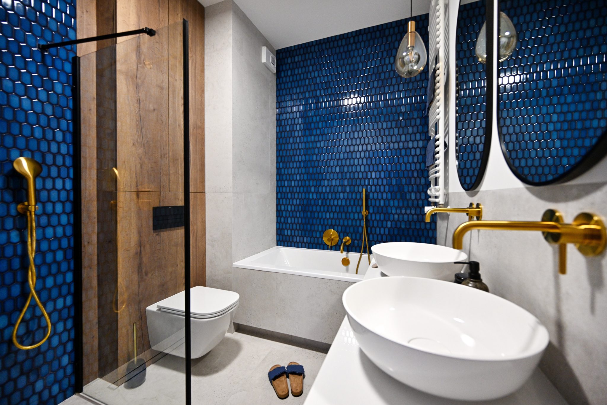 Projekt łazienki w bloku - granatowa mozaika