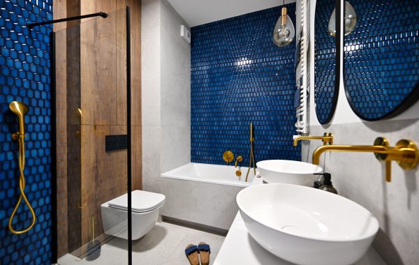 Projekt łazienki w bloku - granatowa mozaika